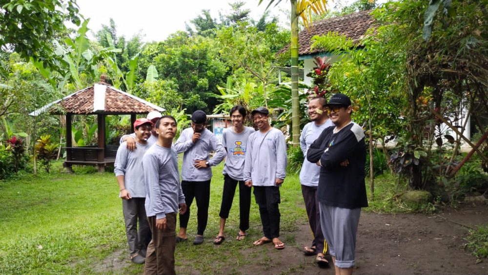 AMT Guru dan Karyawan SMP IT Masjid Syuhada di Desa Wisata Grogol